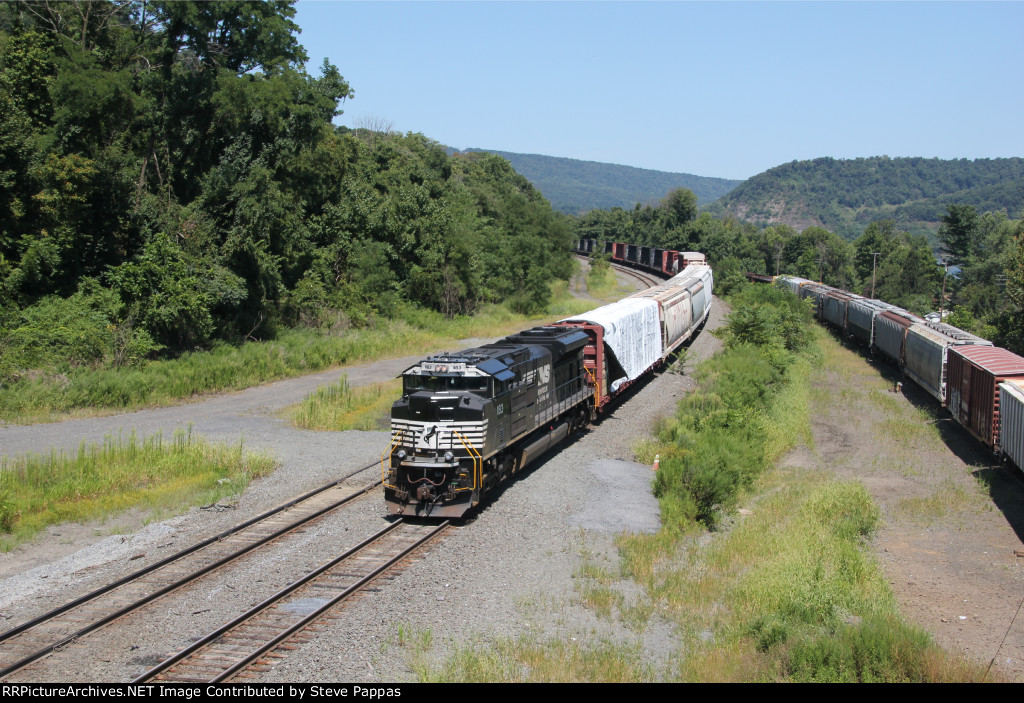 NS 1183 leads a train into Enola yard